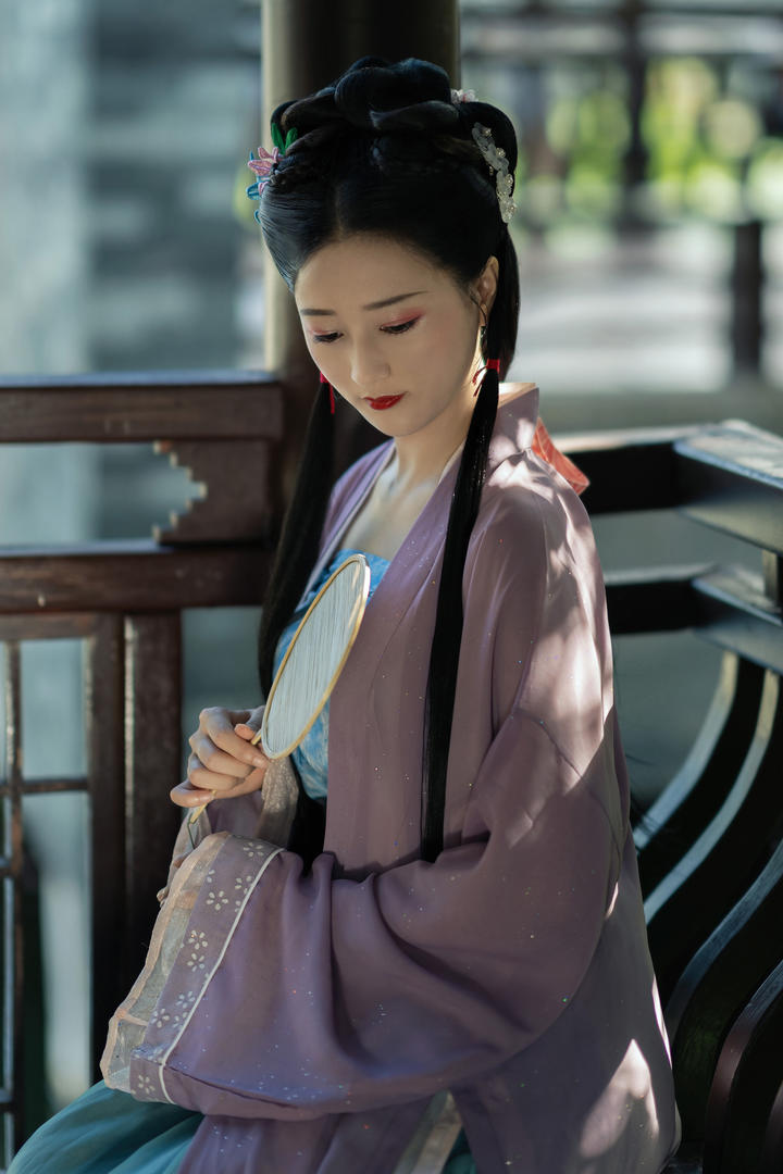 荷花池中的古典汉服美女主播个人写真图片集