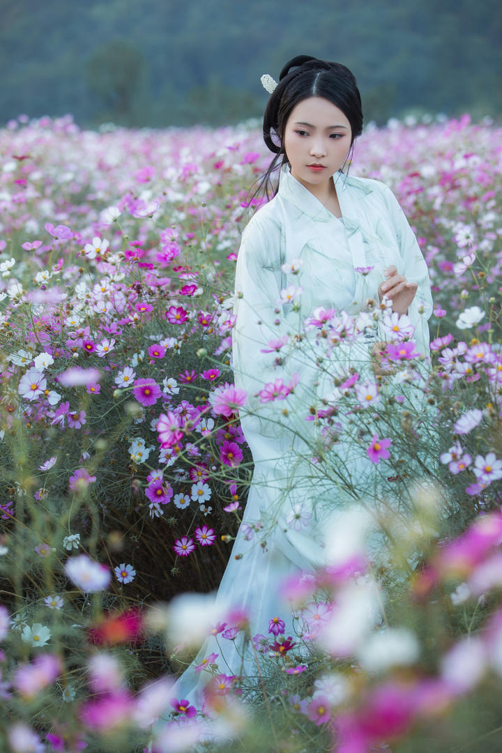 花丛中的古装美女模特人像艺术摄影图片大全