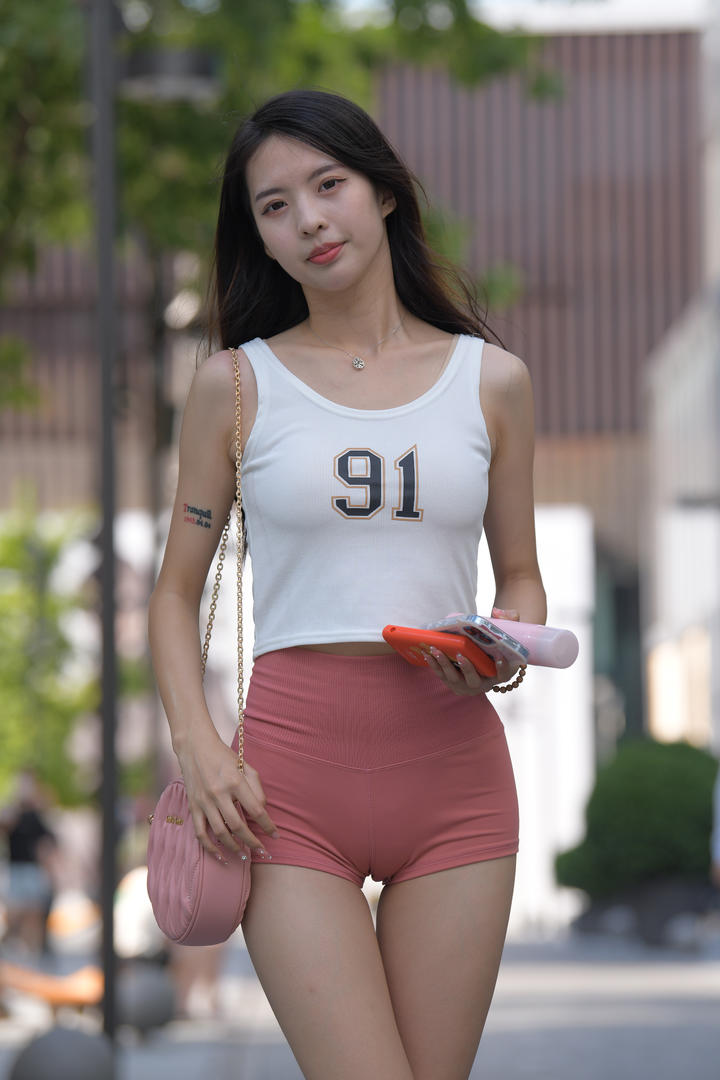 91精品国产街拍运动热裤美女图片