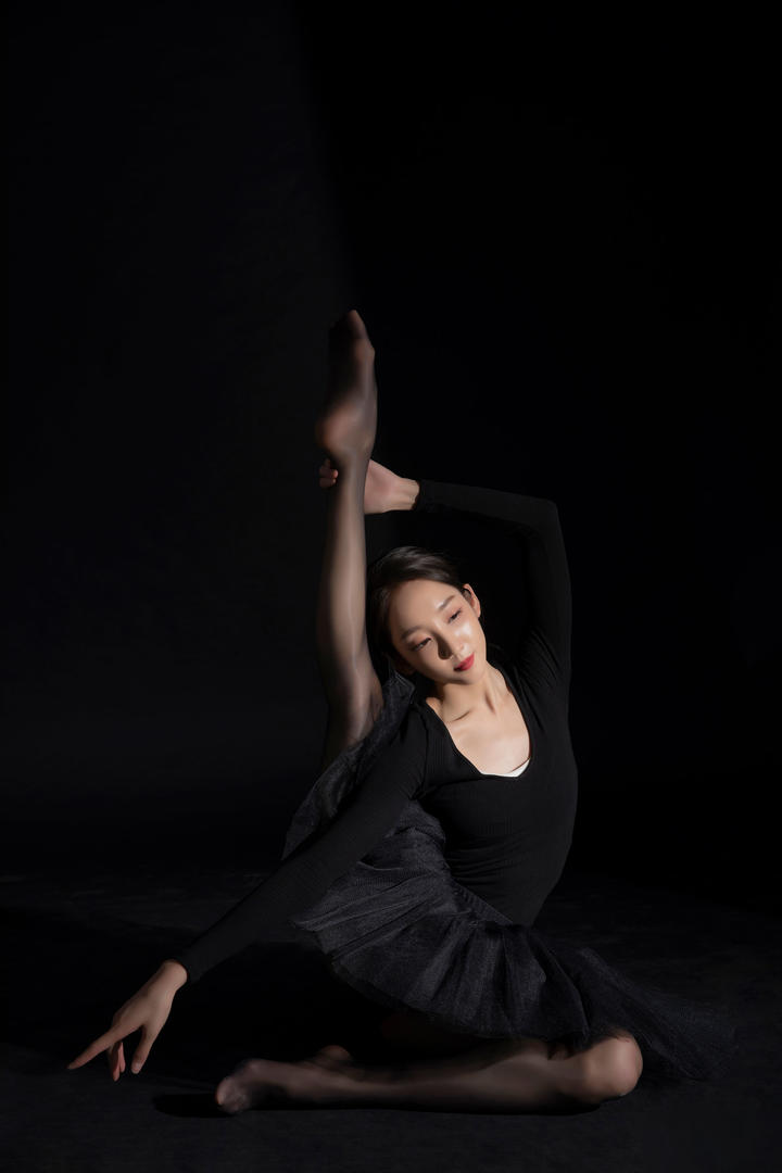 穿黑丝袜的唯美瑜伽教练人体艺术摄影图片集