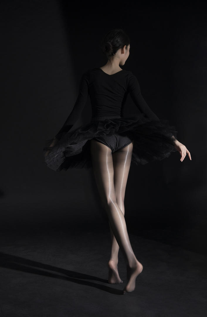 穿着黑丝袜在黑暗中的跳舞的美女图片集
